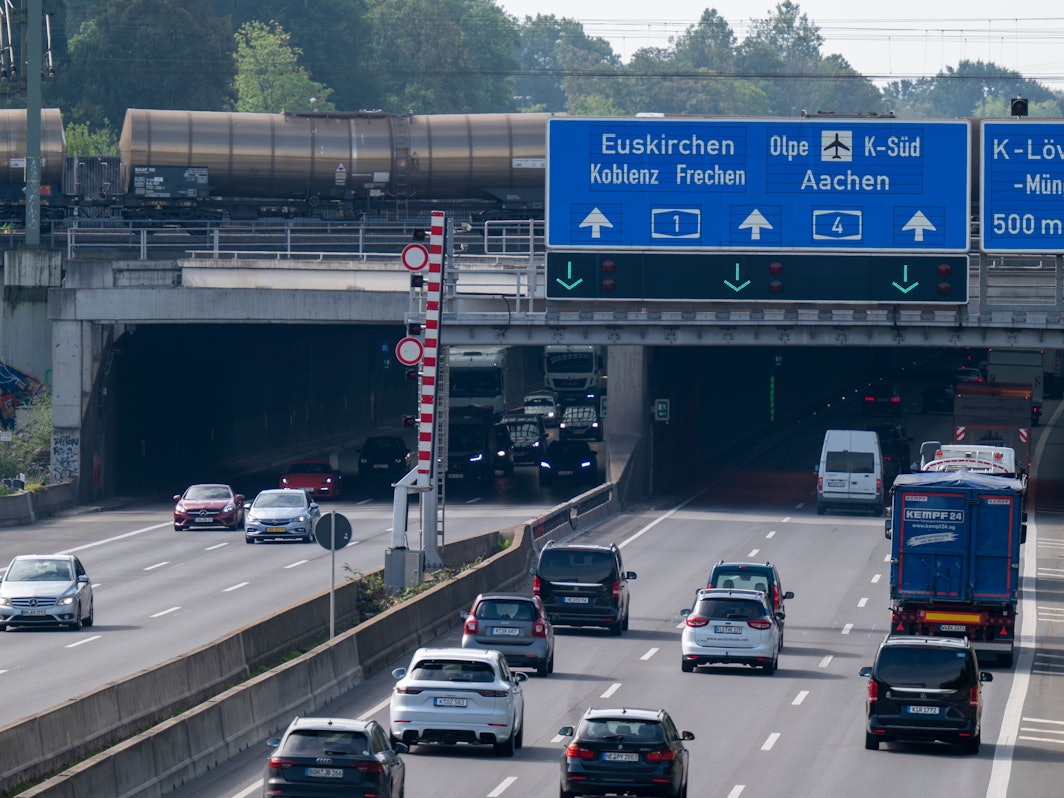 Fahrzeuge fahren in den Lövenicher Tunnel.