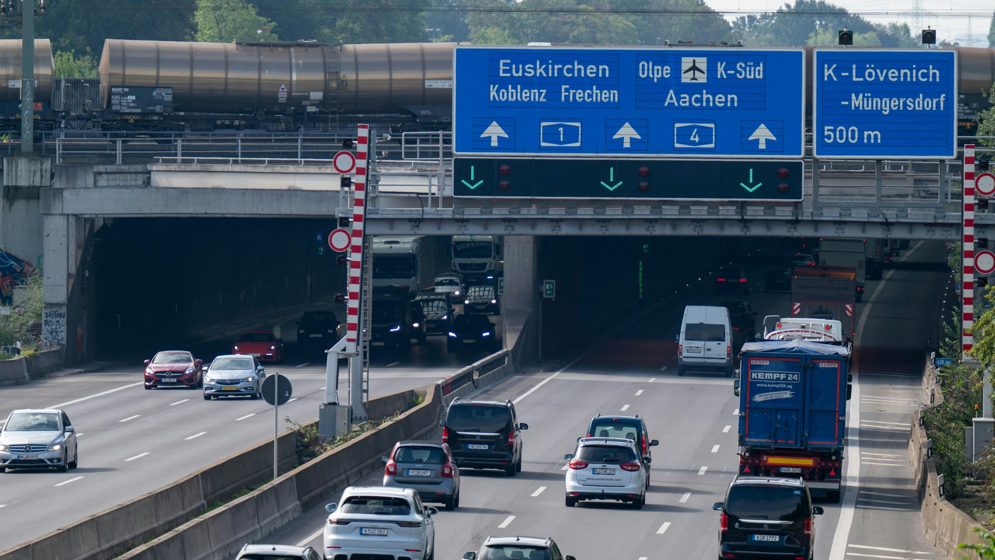 Wegen wichtiger Wartungsarbeiten im Tunnel Lövenich kündigt die Autobahn GmbH Rheinland erhebliche Einschränkungen an. (Archivfoto)