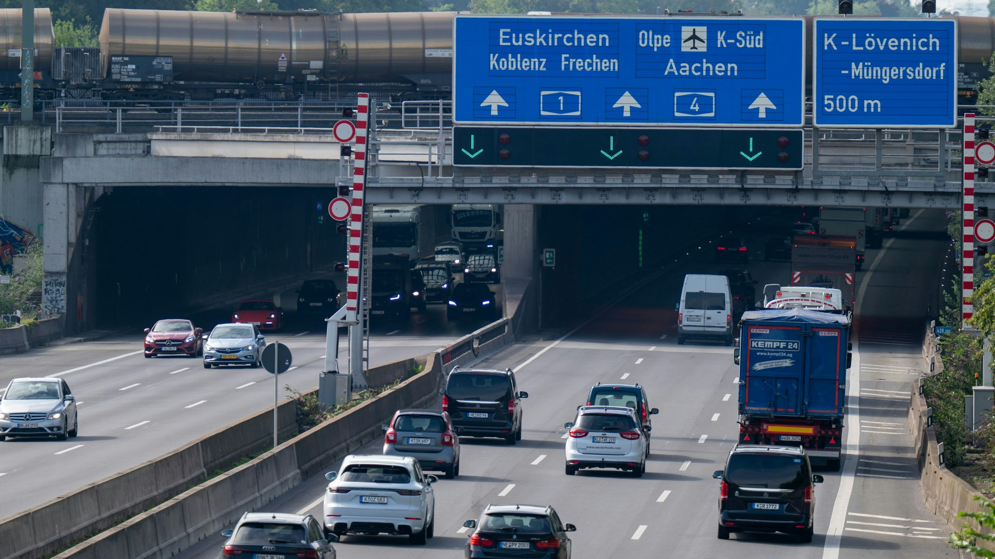 Fahrzeuge fahren in den Lövenicher Tunnel.