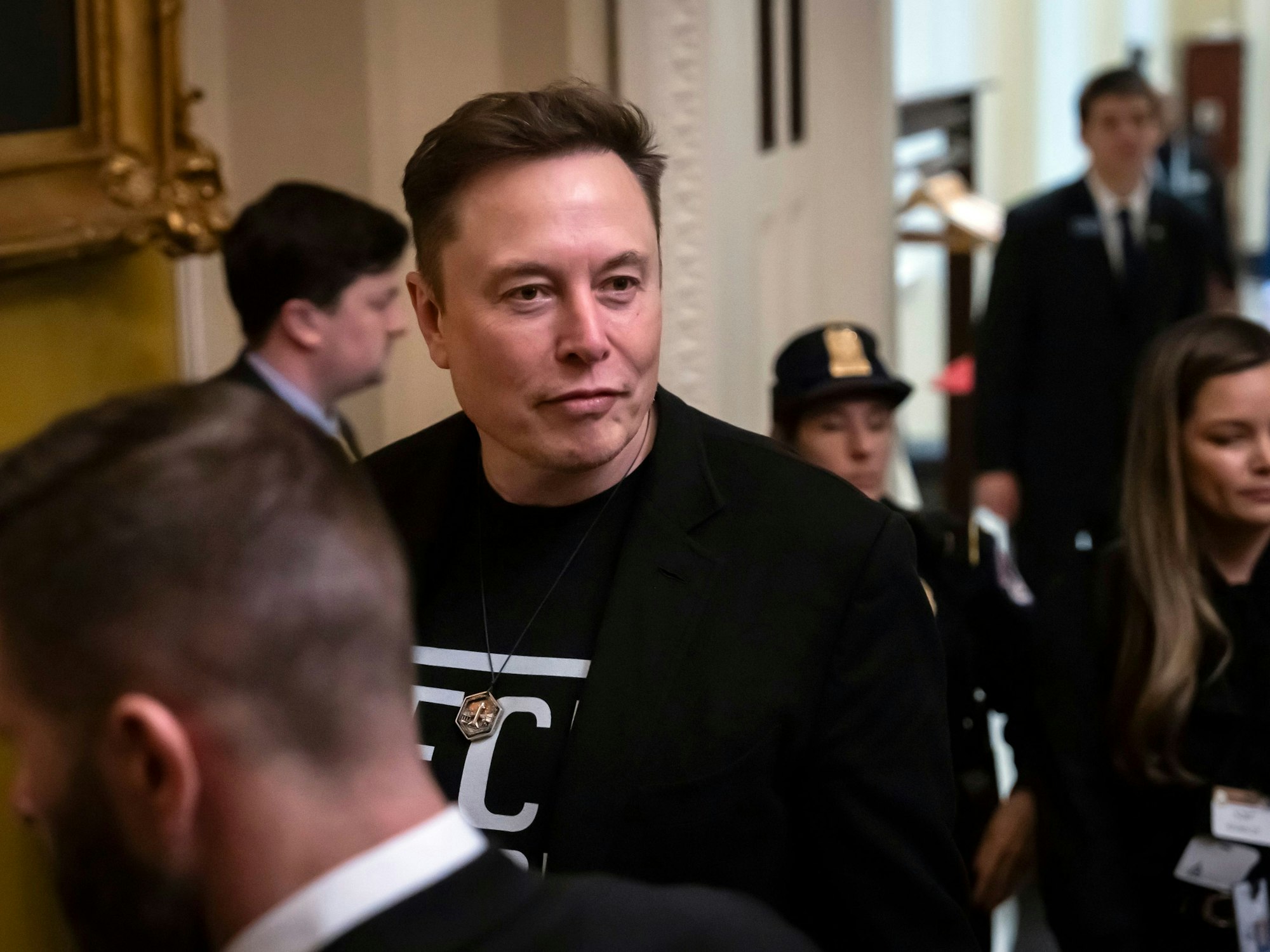 Elon Musk verlässt nach einem Treffen mit Republikanern im Senat das Kapitol. Seiner Aussage zufolge war die Online-Plattform X das Ziel einer Cyber-Attacke.
