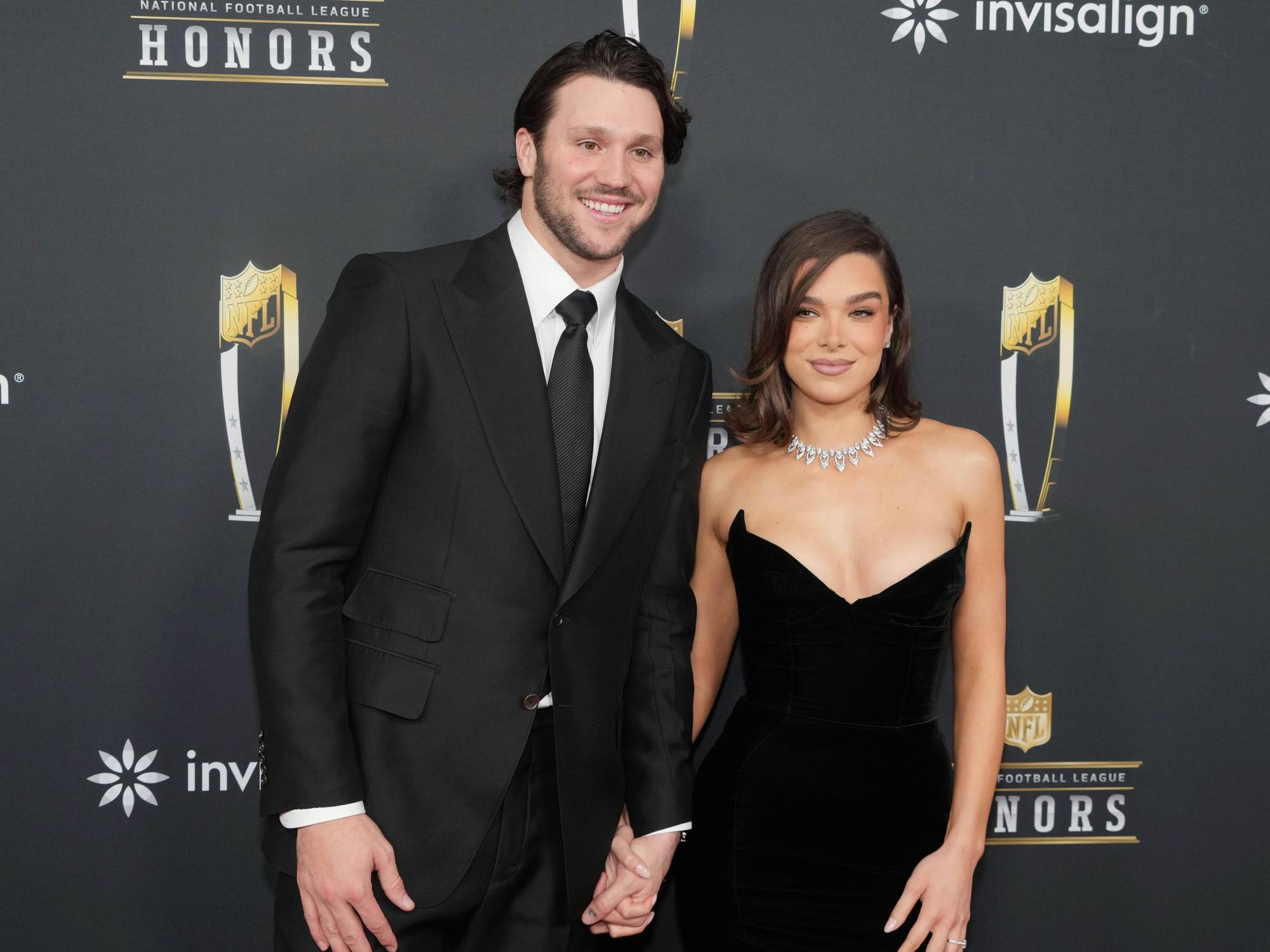 Josh Allen und seine Verlobte, die Schauspielerin Hailee Steinfeld, posieren auf dem roten Teppich.