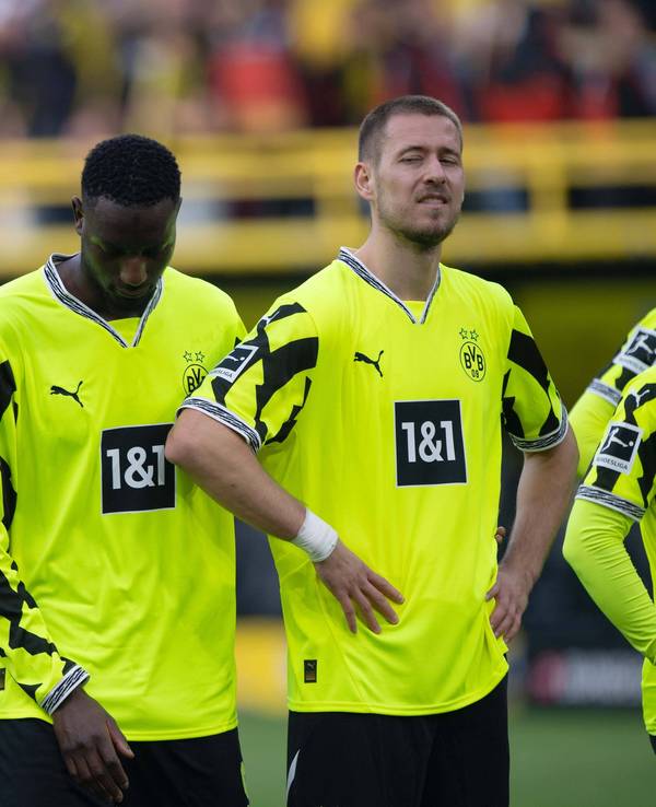 Nico Schlotterbeck, Salih Özcan, Serhou Guirassy und Waldemar Anton wirken enttäuscht.