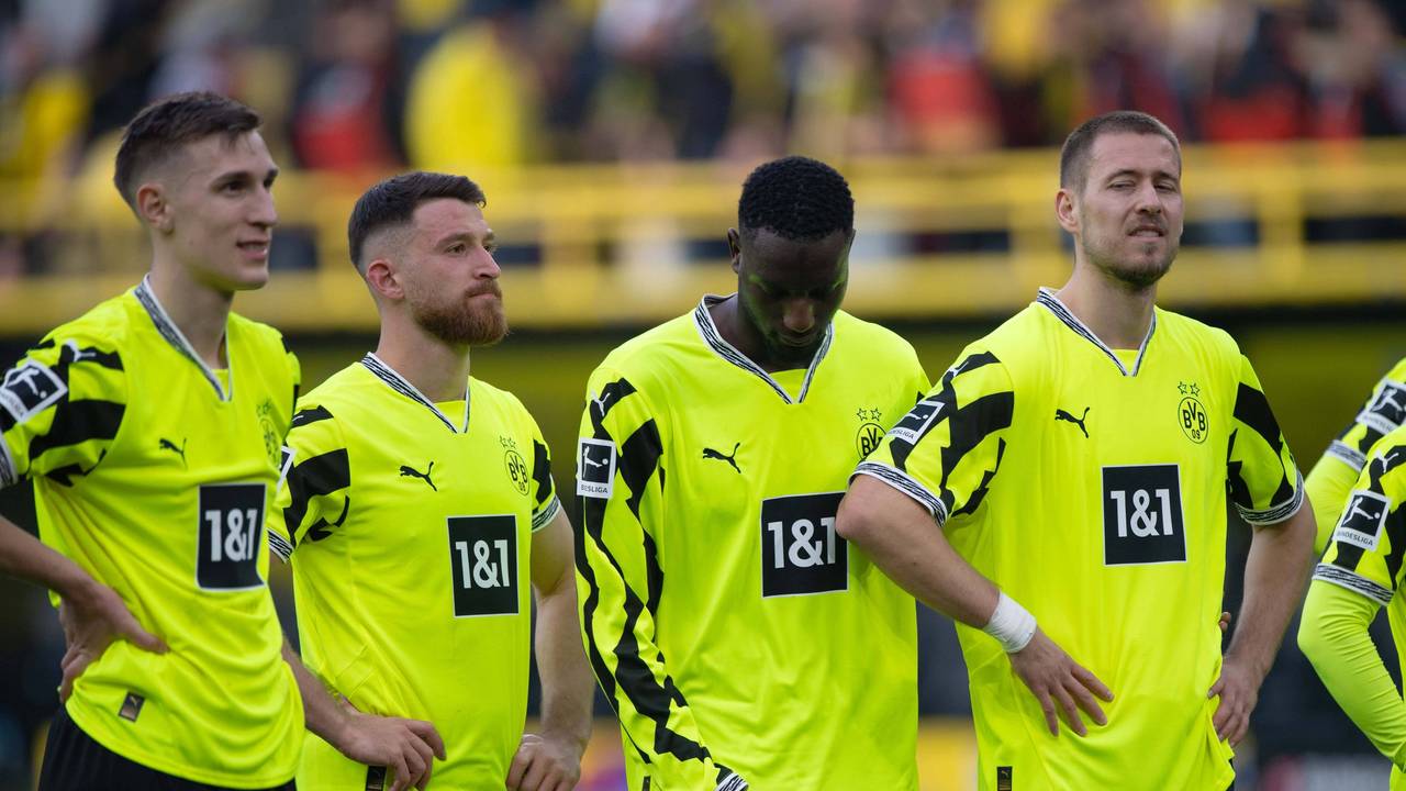 Nico Schlotterbeck, Salih Özcan, Serhou Guirassy und Waldemar Anton wirken enttäuscht.