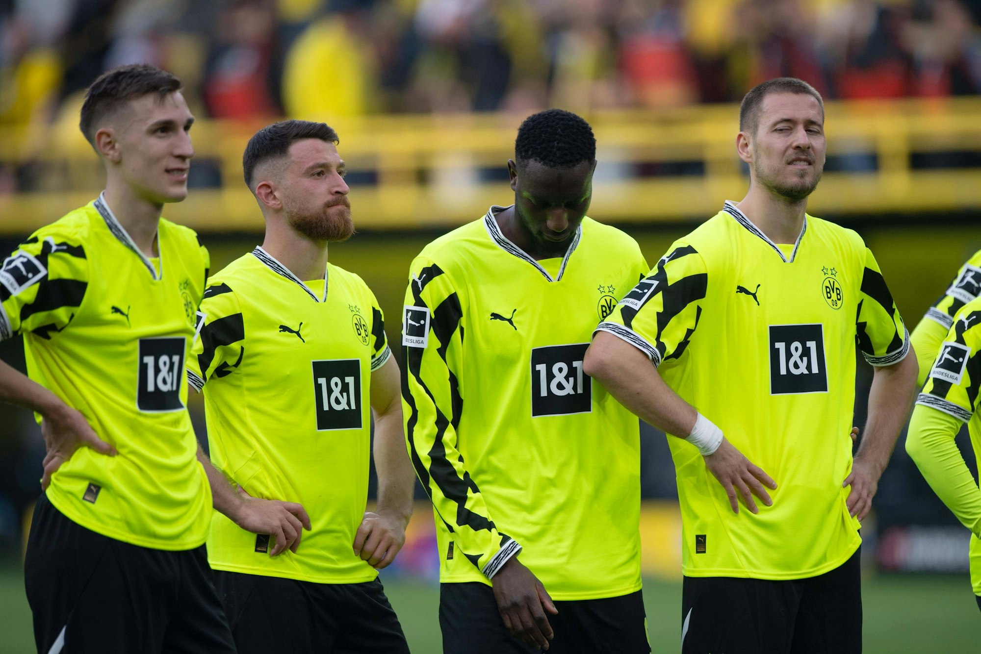 Nico Schlotterbeck, Salih Özcan, Serhou Guirassy und Waldemar Anton wirken enttäuscht.