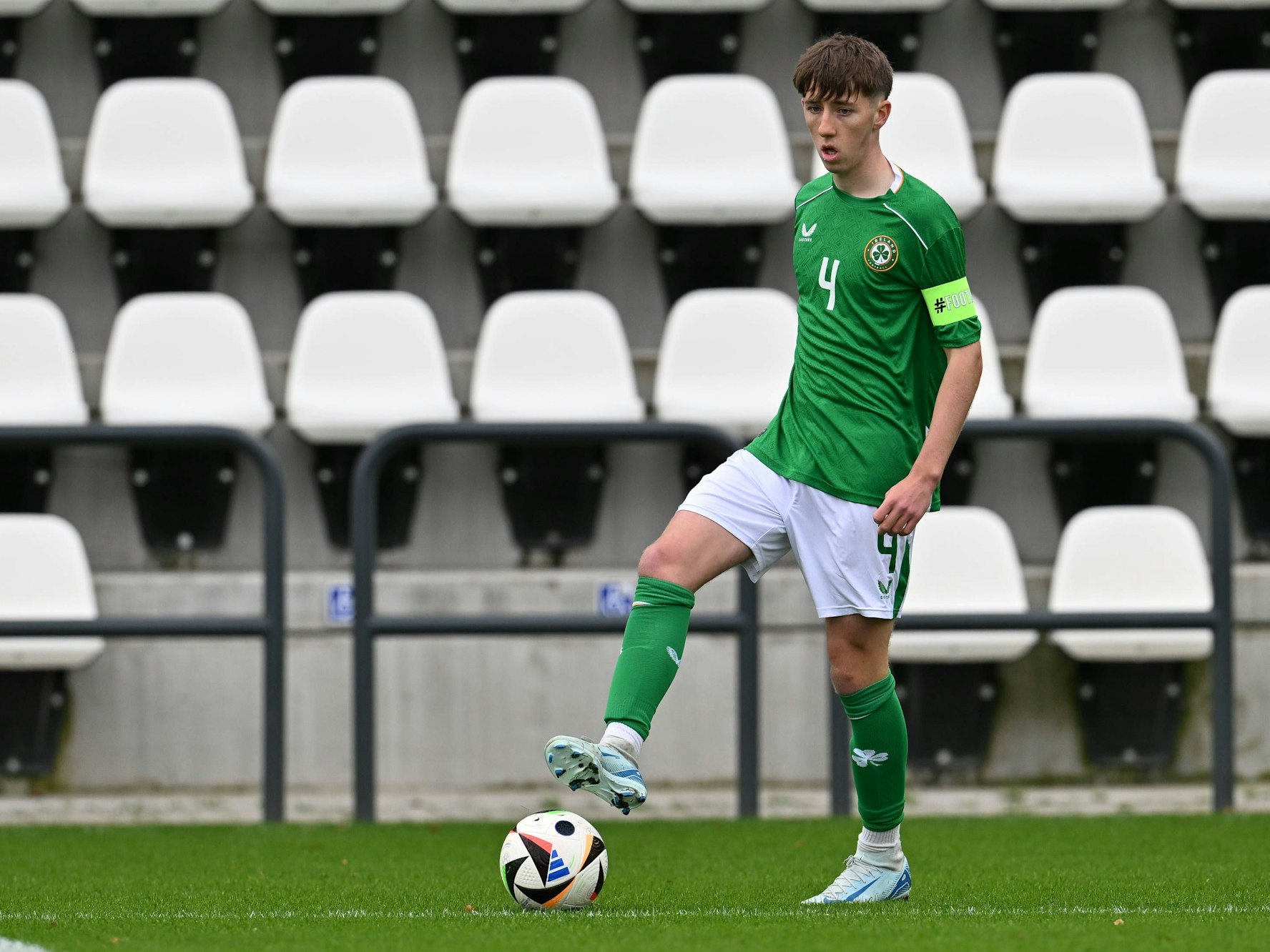 Ben Dumigan für die irische U17-Nationalmannschaft am Ball.