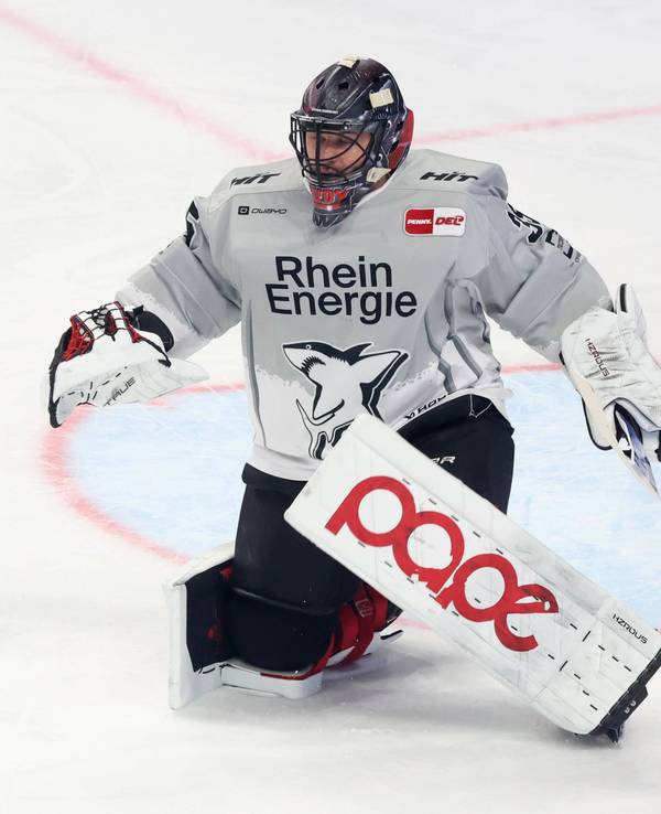 Haie-Goalie Julius Hudacek am 23. Februar 2025 im Spiel gegen die Eisbären Berlin.