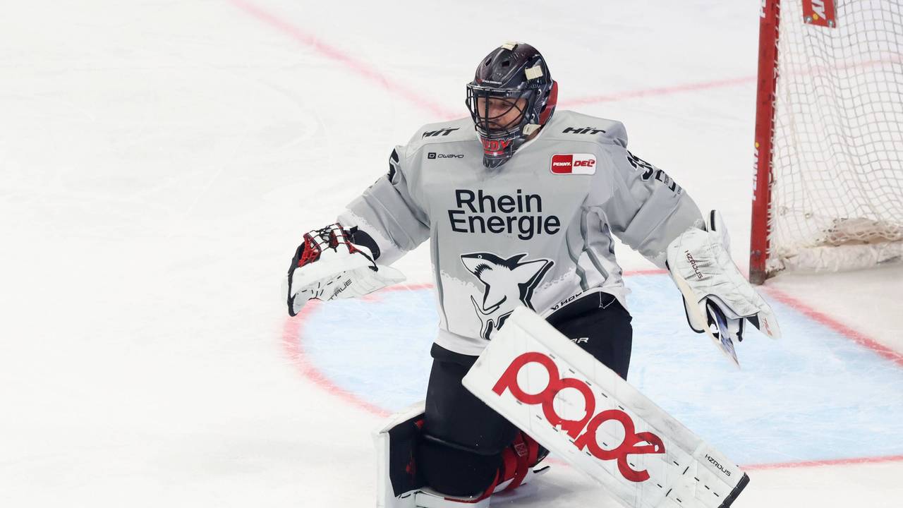 Haie-Goalie Julius Hudacek am 23. Februar 2025 im Spiel gegen die Eisbären Berlin.