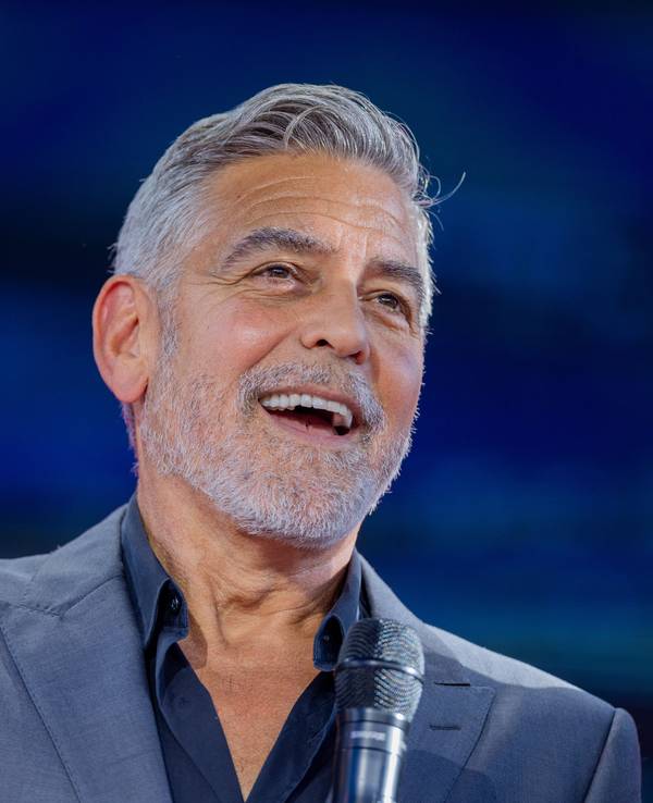 George Clooney (hier 2023 mit bekannter grauer Mähne beim Internetkongress Digital X der Deutschen Telekom im Kölner Media Park) hat seine Haarfarbe verändert.