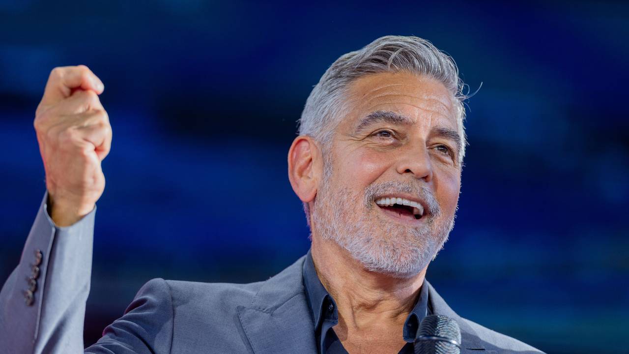 George Clooney (hier 2023 mit bekannter grauer Mähne beim Internetkongress Digital X der Deutschen Telekom im Kölner Media Park) hat seine Haarfarbe verändert.