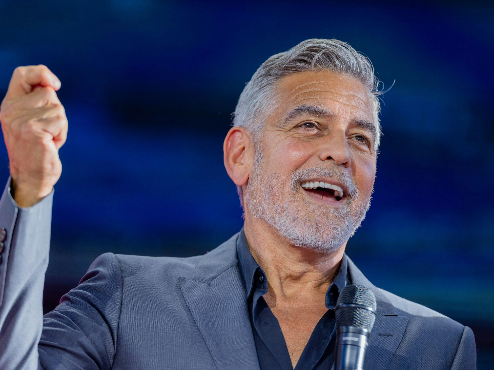 George Clooney (hier 2023 mit bekannter grauer Mähne beim Internetkongress Digital X der Deutschen Telekom im Kölner Media Park) hat seine Haarfarbe verändert.