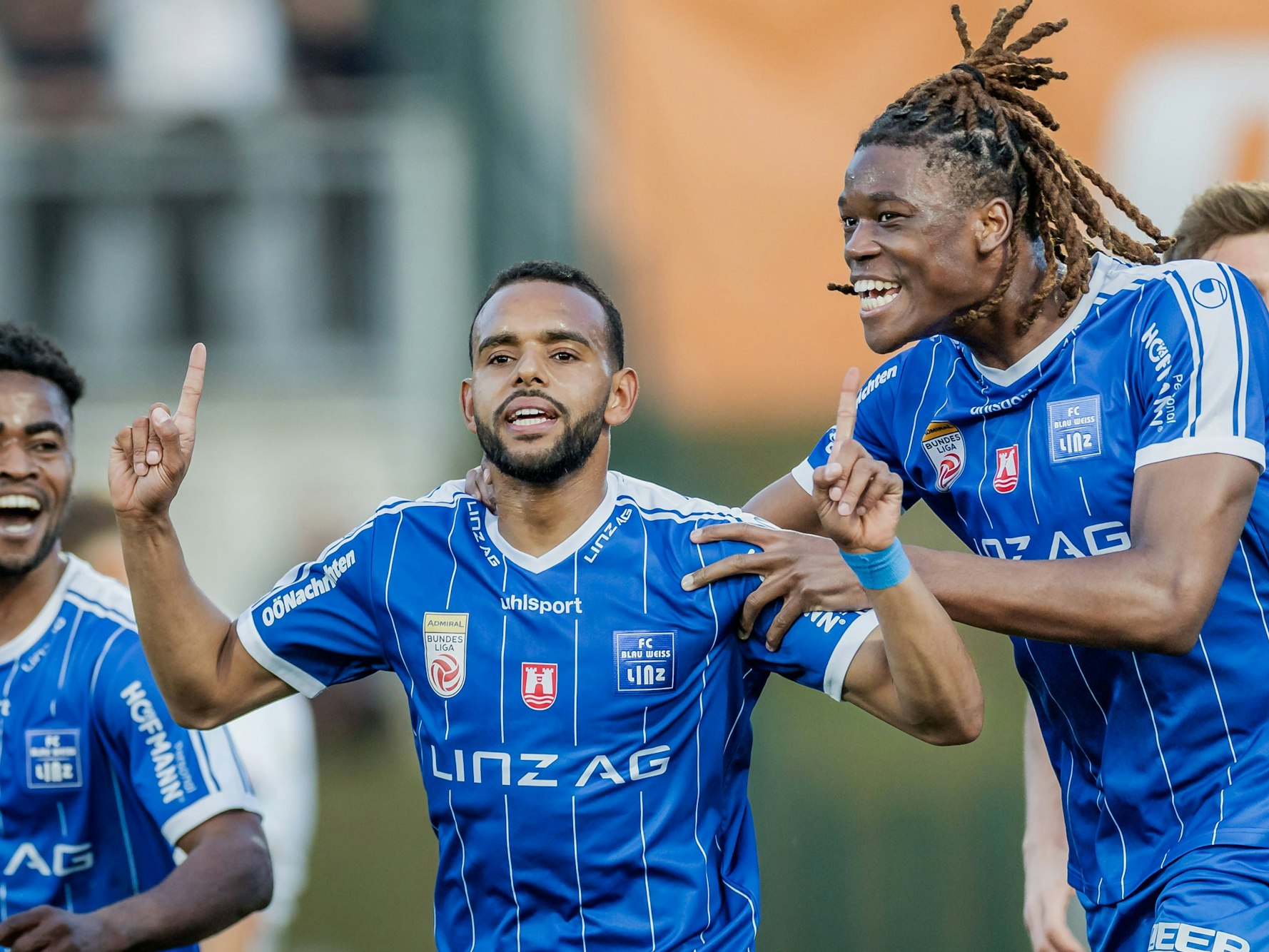 Anderson Gomes und Elias Bakatukandabejubeln einen Treffer.