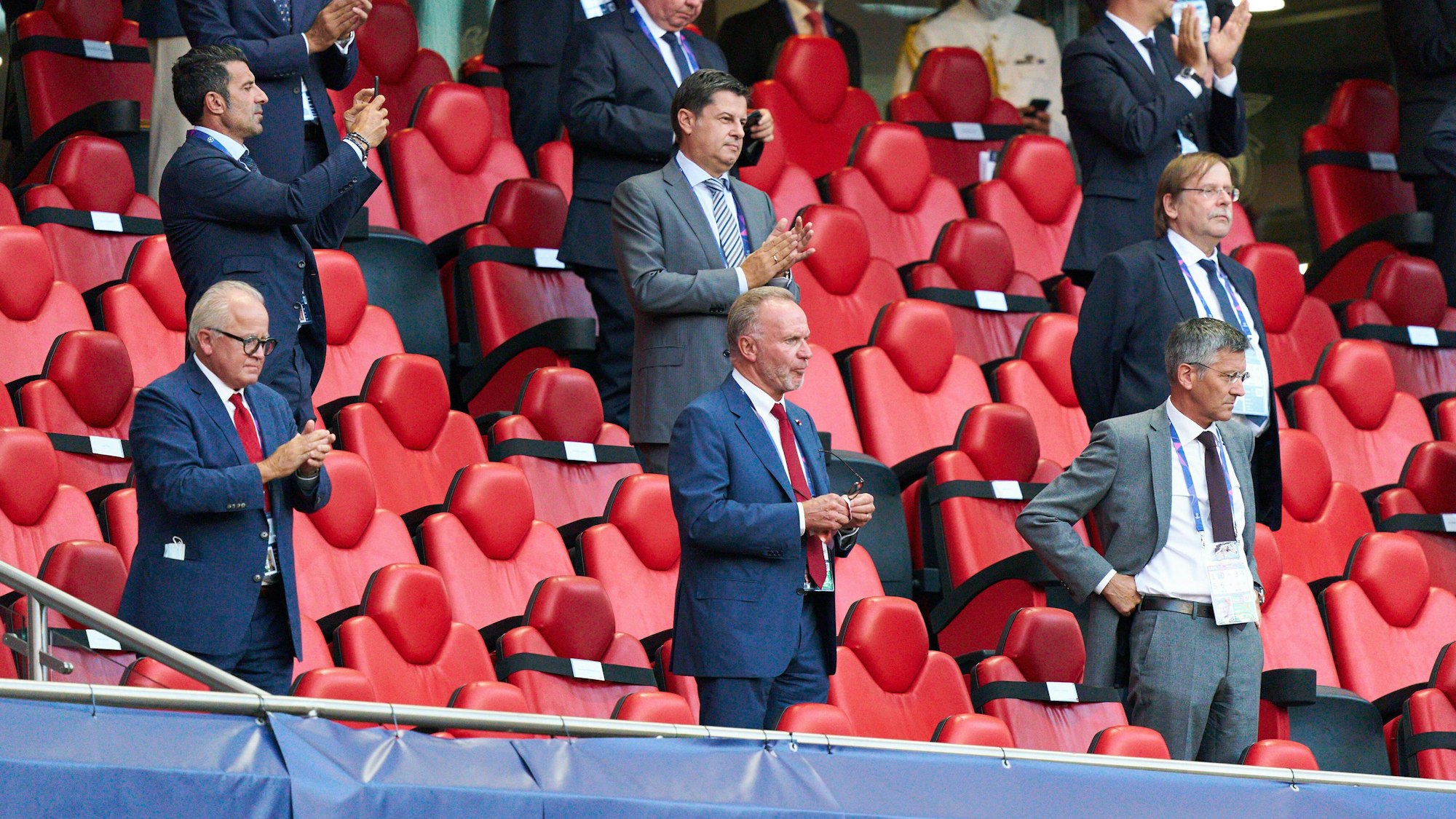 Blick auf die VIP-Tribüne beim Champions-League-Finale 2020: Luis Figo, Christian, Seifert, Rainer Koch, Karl-Heinz-Rummenigge und Herbert Hainer stehen wegen der Corona-Maßnahmen mit großem Abstand zueinander.
