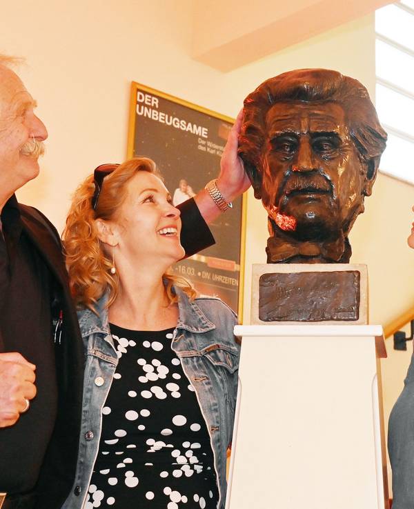 Henning Krautmacher, Susanne Pätzold, Annette Frier an einer Millowitsch-Büste.