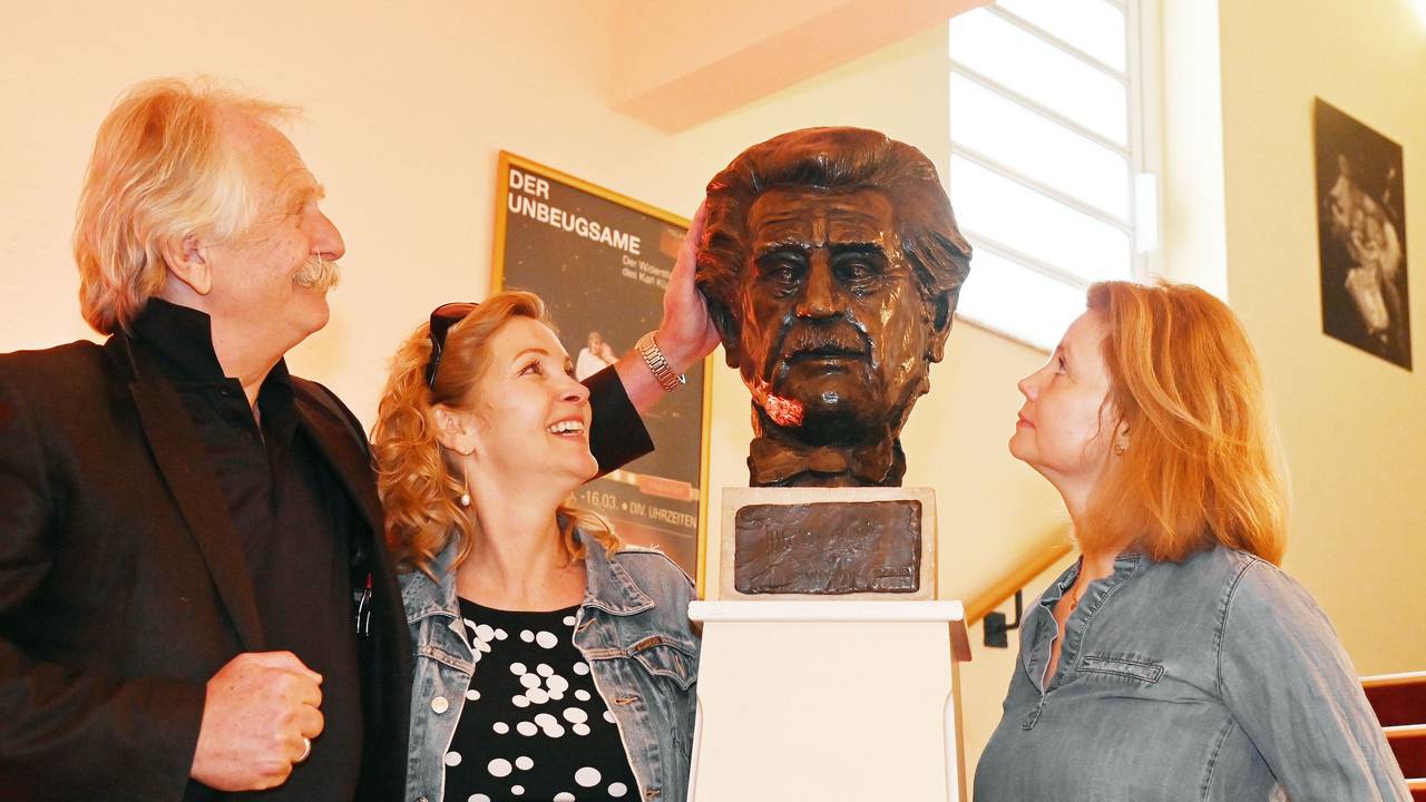 Henning Krautmacher, Susanne Pätzold, Annette Frier an einer Millowitsch-Büste.
