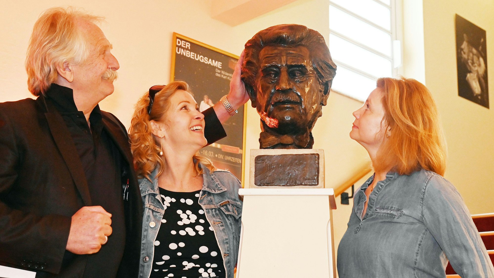 Henning Krautmacher, Susanne Pätzold, Annette Frier an einer Millowitsch-Büste.