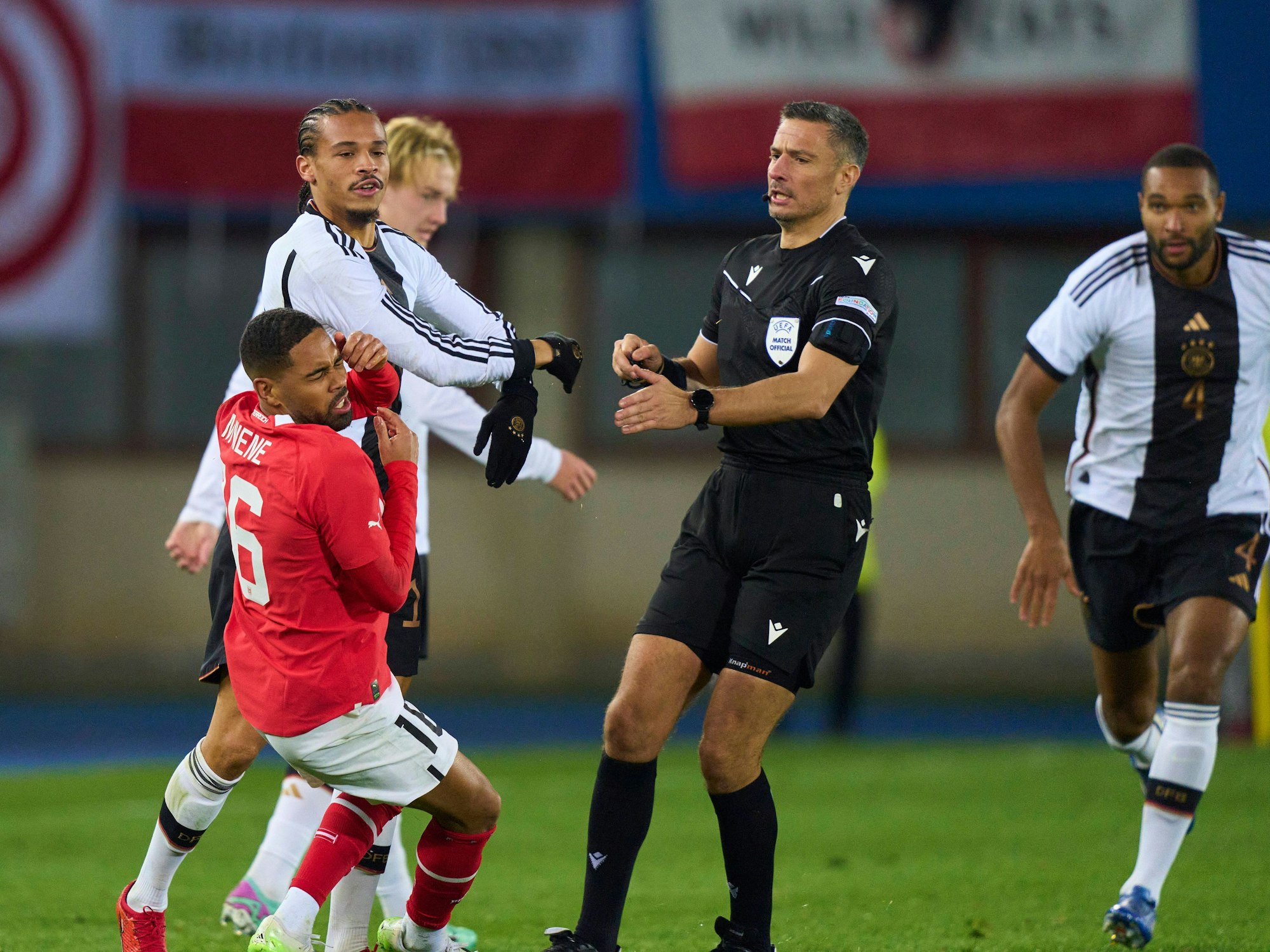 Leroy Sané stößt Phillipp Mwene um, Schiedsrichter Slavko Vincic geht dazwischen.