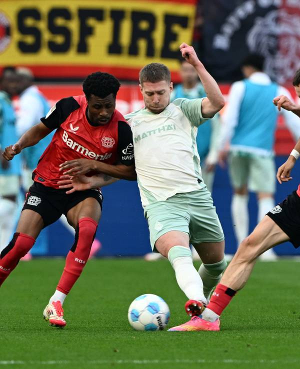 Mitchell Weiser steigt Florian Wirtz auf das Sprunggelenk.