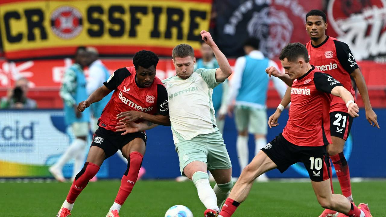 Mitchell Weiser steigt Florian Wirtz auf das Sprunggelenk.