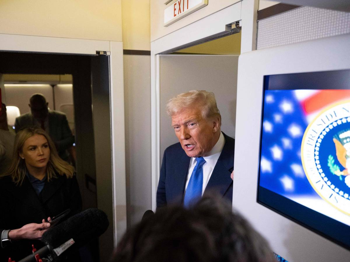 Alle paar Tage kommen von ihm neue Ansagen zu Zöllen: Donald Trump (hier am 9. März in der Air Force One).