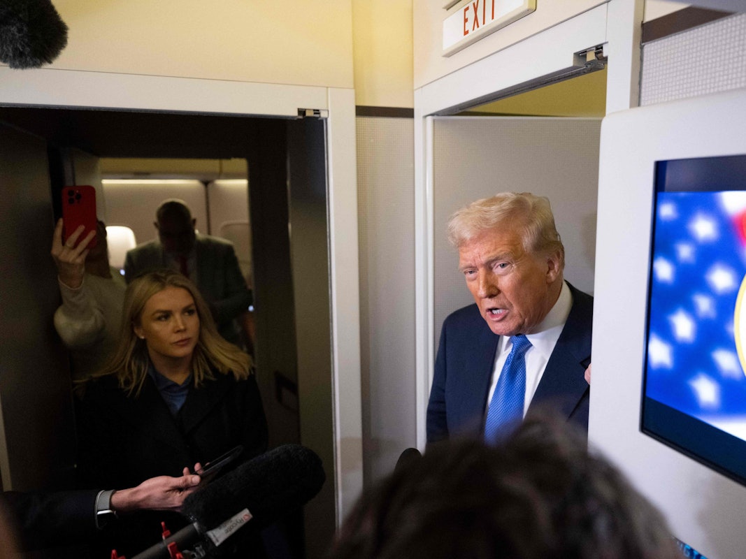 Alle paar Tage kommen von ihm neue Ansagen zu Zöllen: Donald Trump (hier am 9. März in der Air Force One).