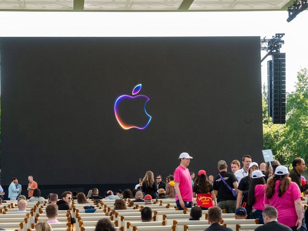 Das Logo von Apple ist im Juni 2024 auf einer Videoleinwand vor Beginn der Entwicklerkonferenz WWDC am Hauptquartier Apple Park zu sehen.