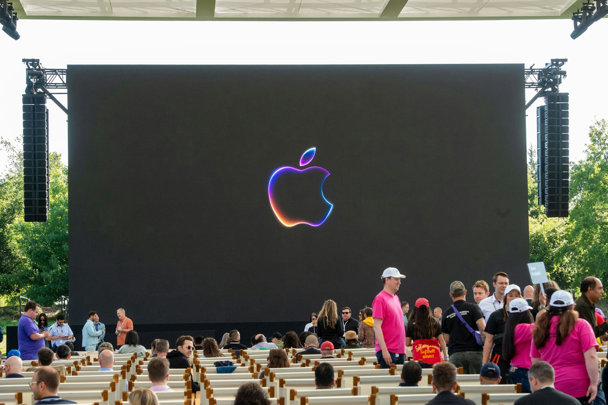 Das Logo von Apple ist im Juni 2024 auf einer Videoleinwand vor Beginn der Entwicklerkonferenz WWDC am Hauptquartier Apple Park zu sehen.