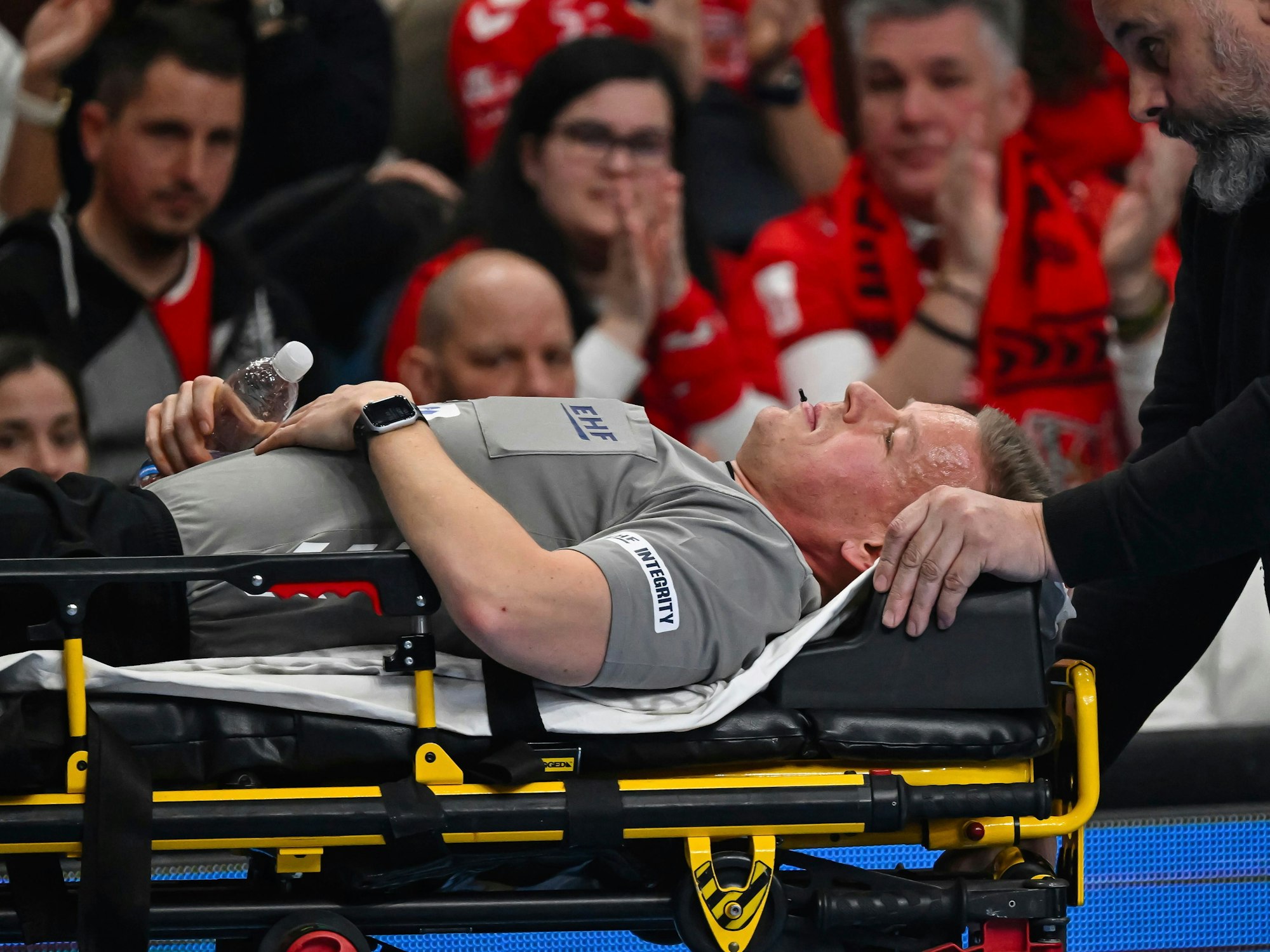 Der dänische Schiedsrichter Jesper Madsen wird auf einer Trage vom Spielfeld gebracht.