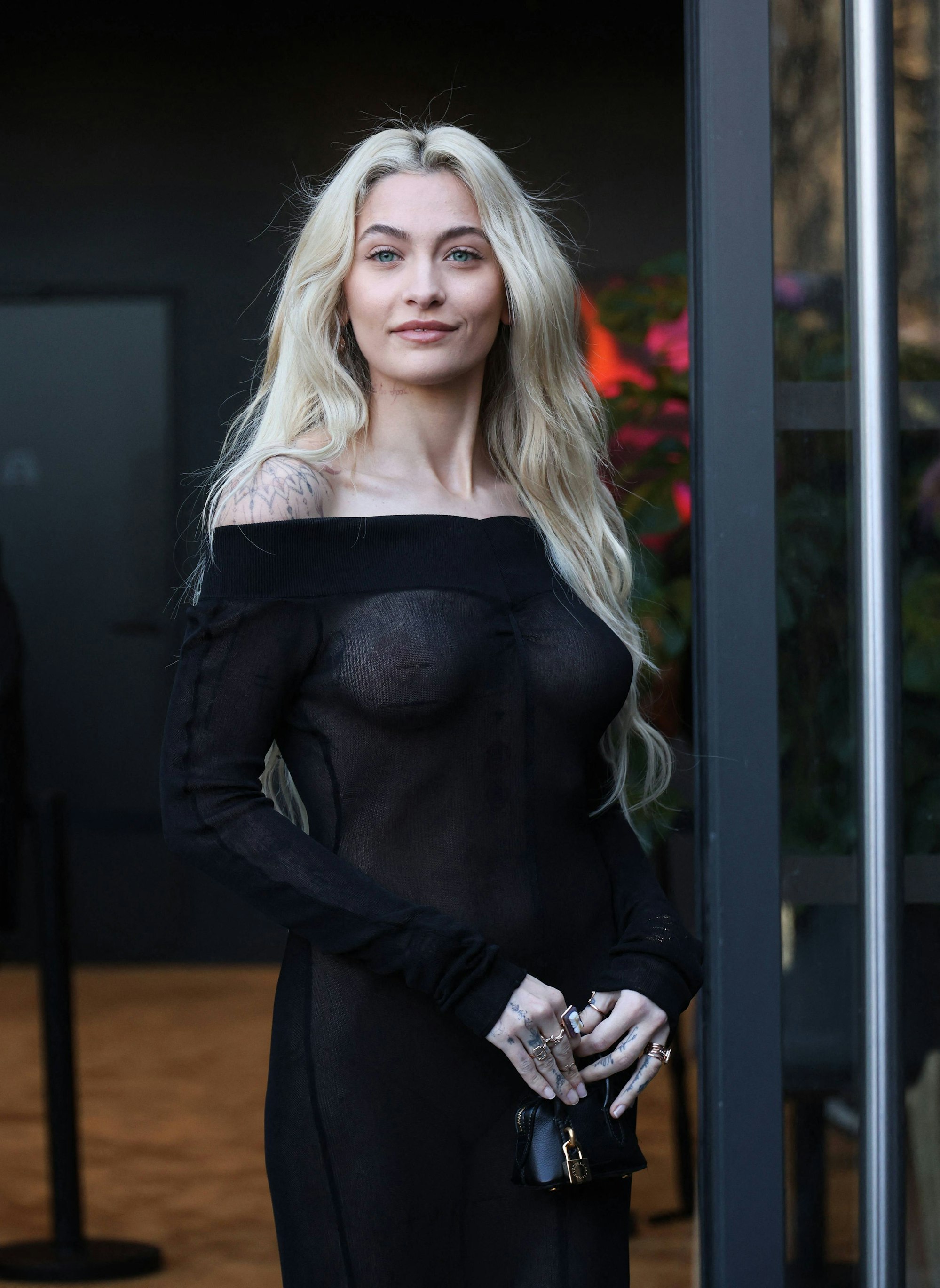 Paris Jackson zeigt sich gern freizügig, so wie hier am Rande der Modenschau von Stella McCartney in Paris.