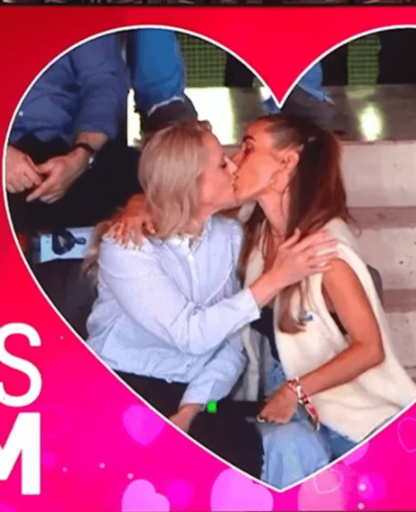 Die Moderatorinnen Barbara Schöneberger und Annemarie Carpendale wurden beim Baskeballspiel des FC Bayern gegen Academics Heidelberg von der Kiss-Cam eingefangen. Die Promi-Damen knutschten direkt los. Zu sehen war das u.a. auf dem Sender Dyn.