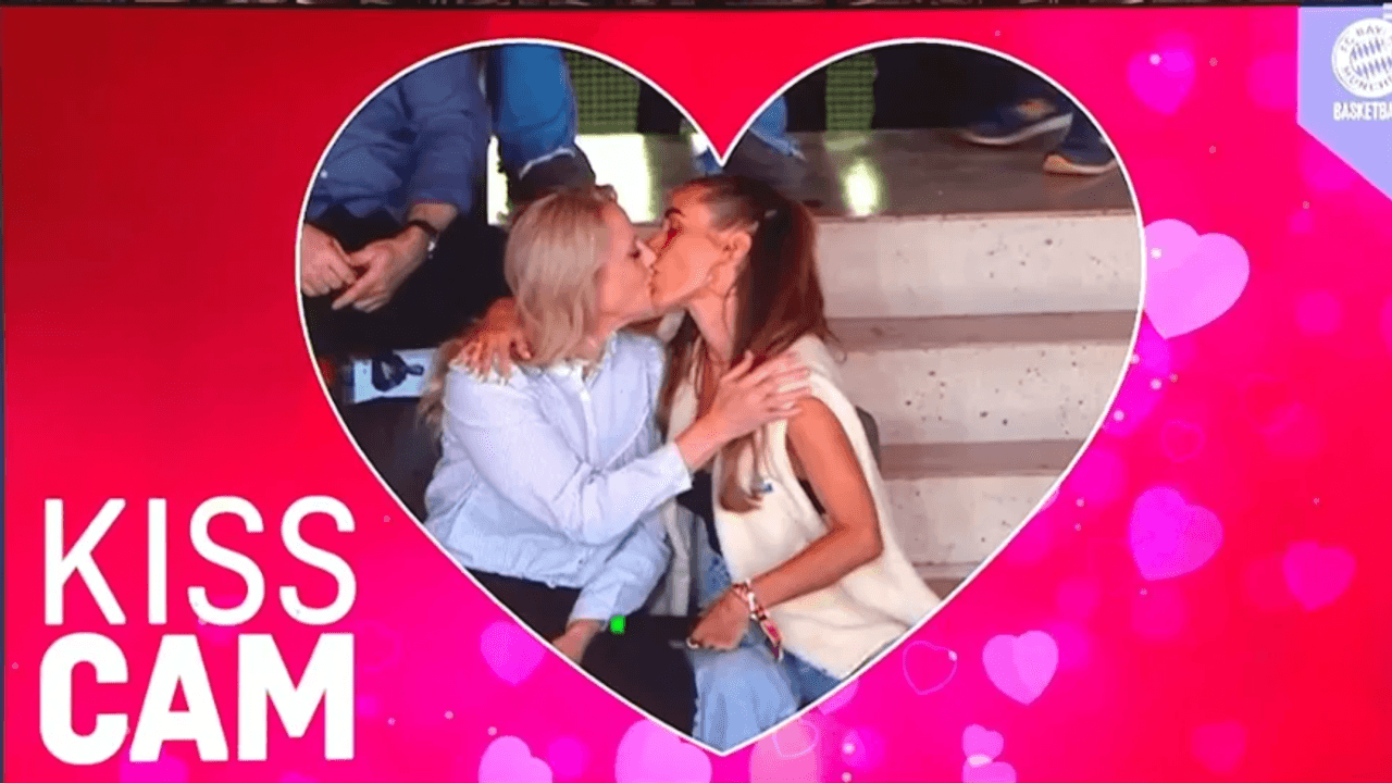Die Moderatorinnen Barbara Schöneberger und Annemarie Carpendale wurden beim Baskeballspiel des FC Bayern gegen Academics Heidelberg von der Kiss-Cam eingefangen. Die Promi-Damen knutschten direkt los. Zu sehen war das u.a. auf dem Sender Dyn.