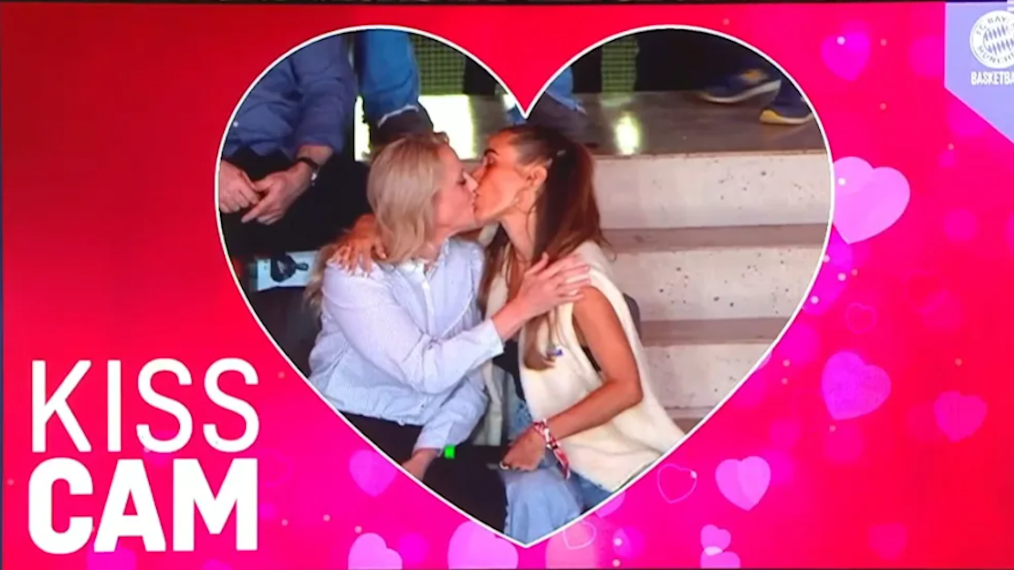 Die Moderatorinnen Barbara Schöneberger und Annemarie Carpendale wurden beim Baskeballspiel des FC Bayern gegen Academics Heidelberg von der Kiss-Cam eingefangen. Die Promi-Damen knutschten direkt los. Zu sehen war das u.a. auf dem Sender Dyn.