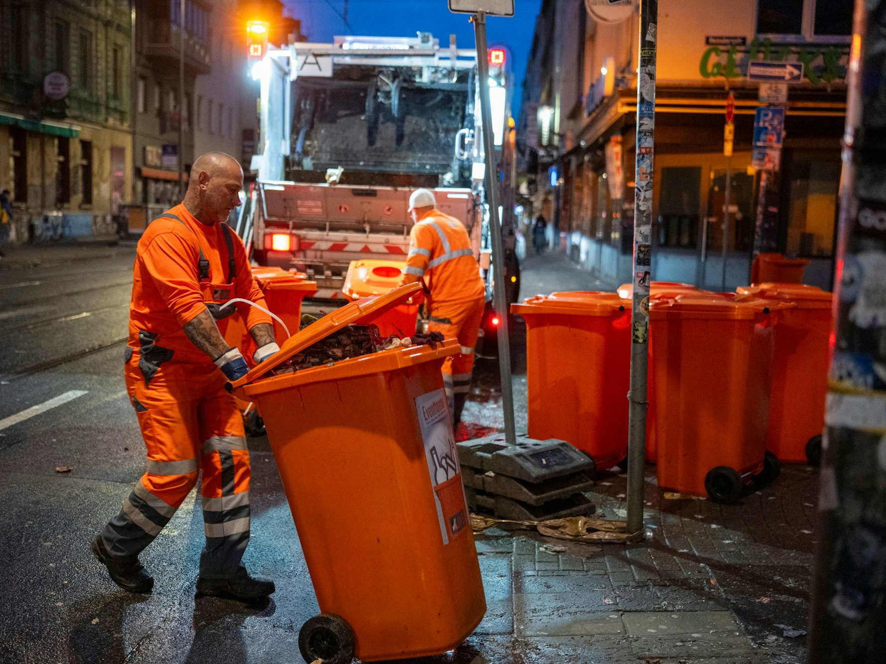 Mitarbeiter der AWB säubern die Zülpicher Straße.