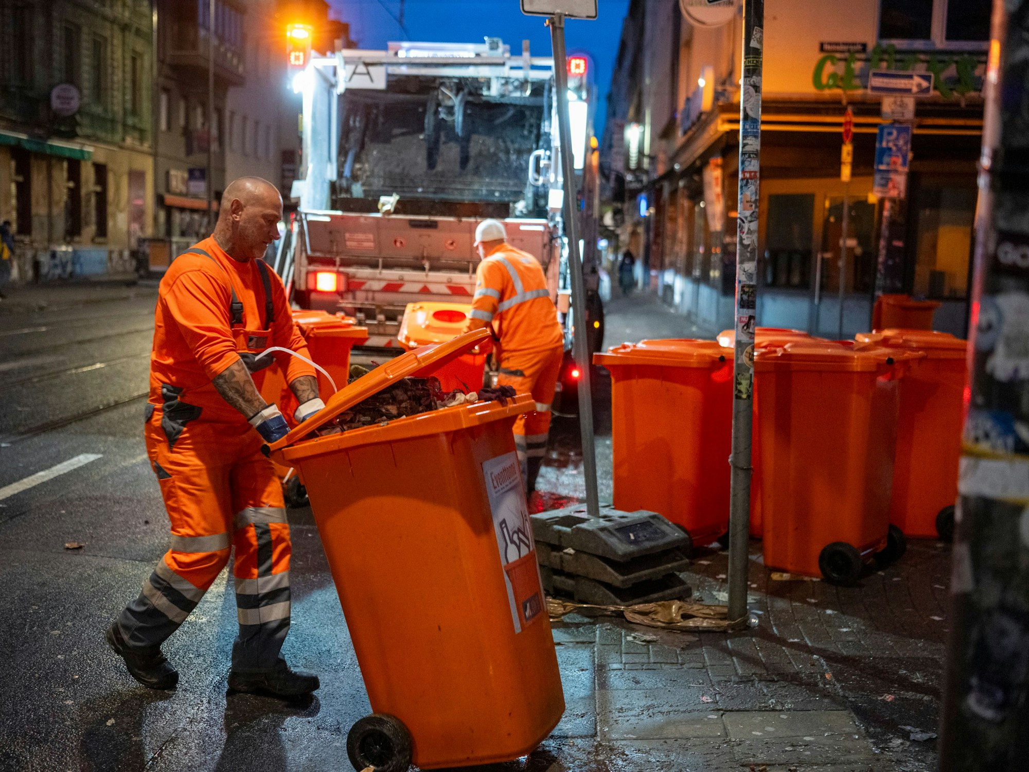 Mitarbeiter der AWB säubern die Zülpicher Straße.