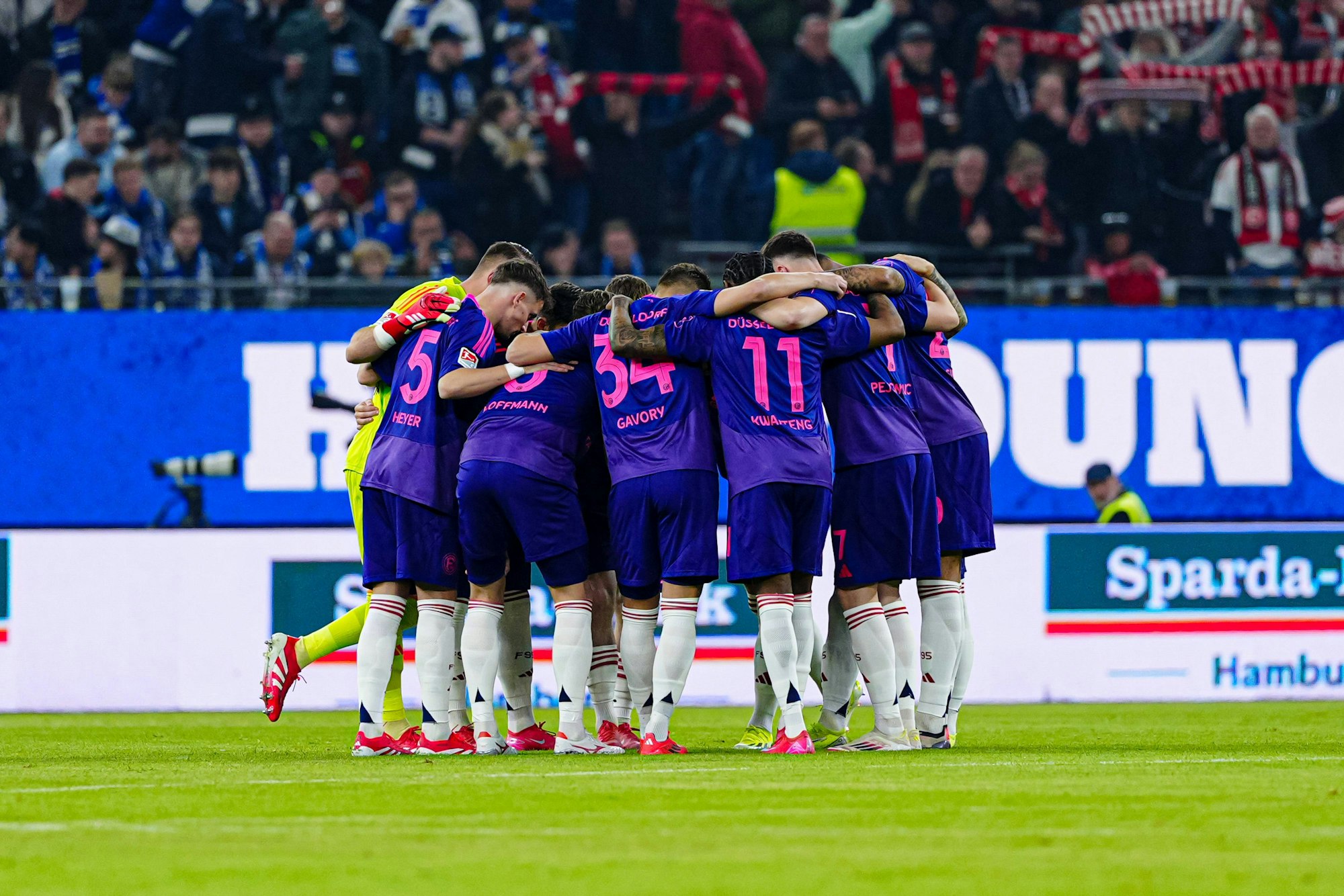 Die Fortuna-Profis bilden einen Spielerkreis.