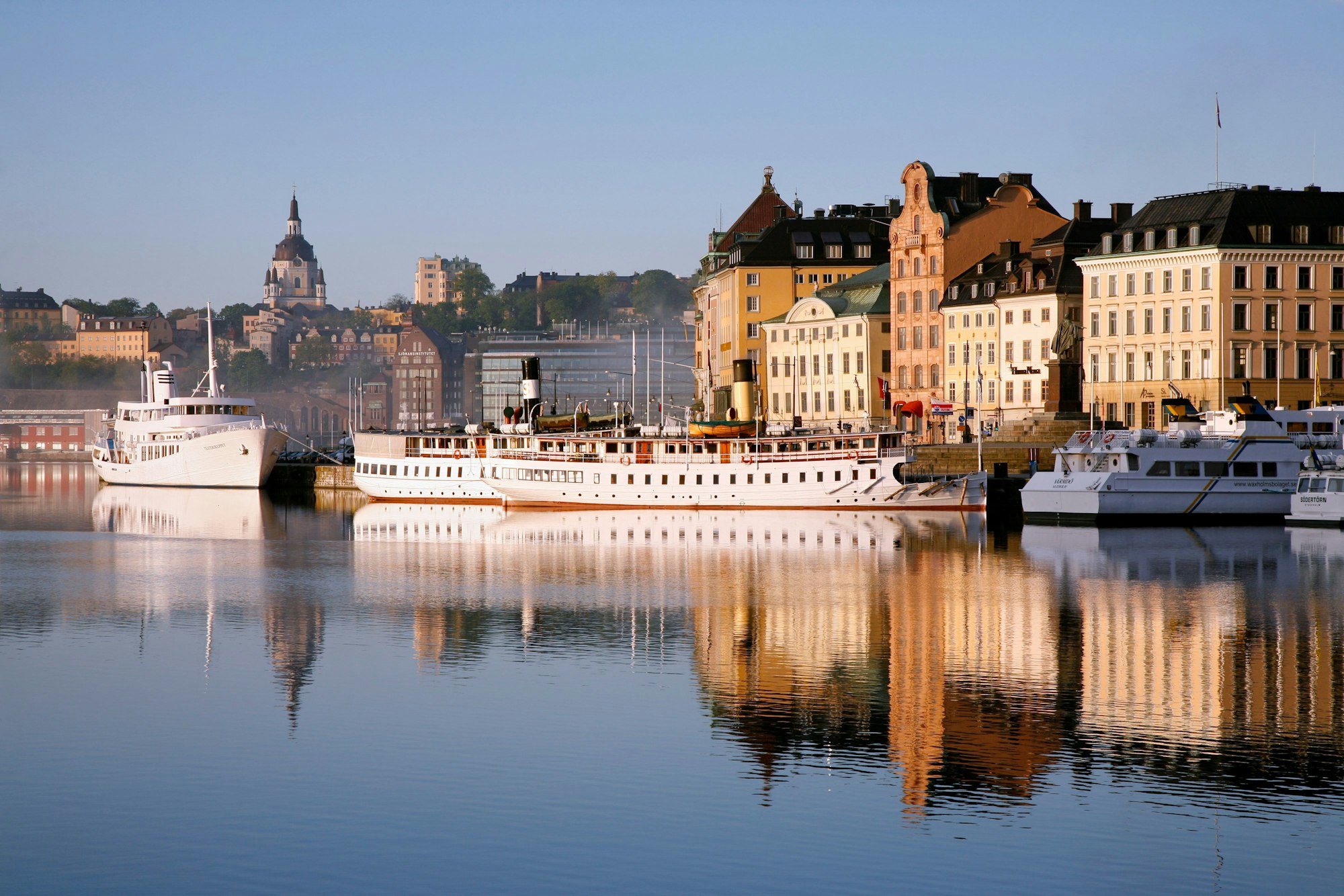 Eine Reise nach Stockholm und die umliegende Region mit seinen zahlreichen Sehenswürdigkeiten bietet eine perfekte Kombination aus Stadtflair und Naturerlebnis.