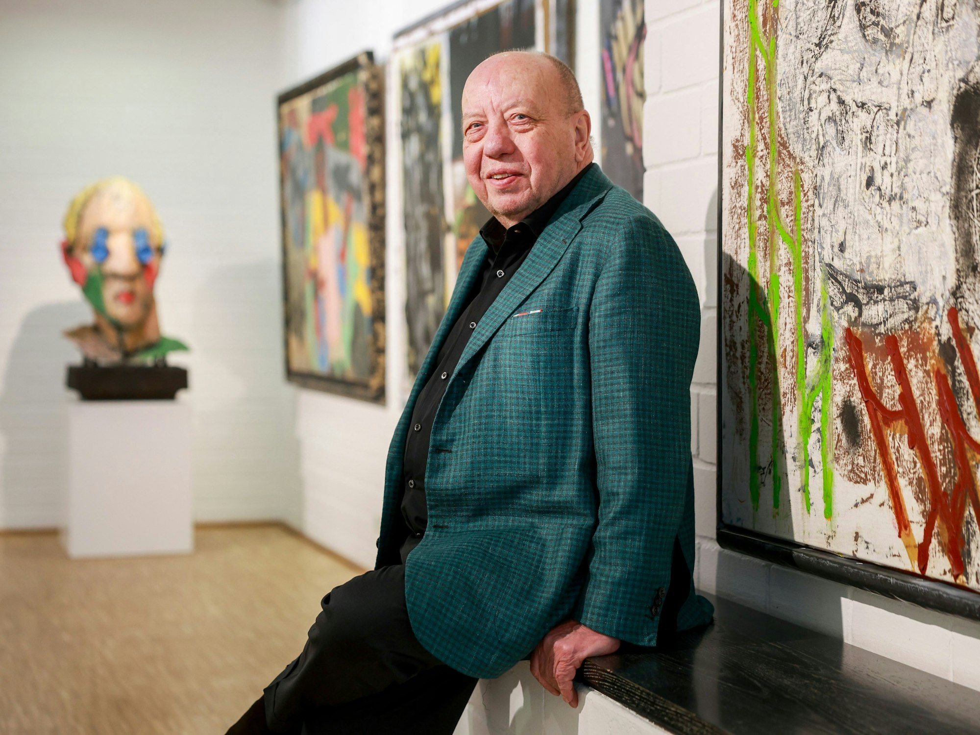 Porträt von Knut Osper in seiner Galerie.