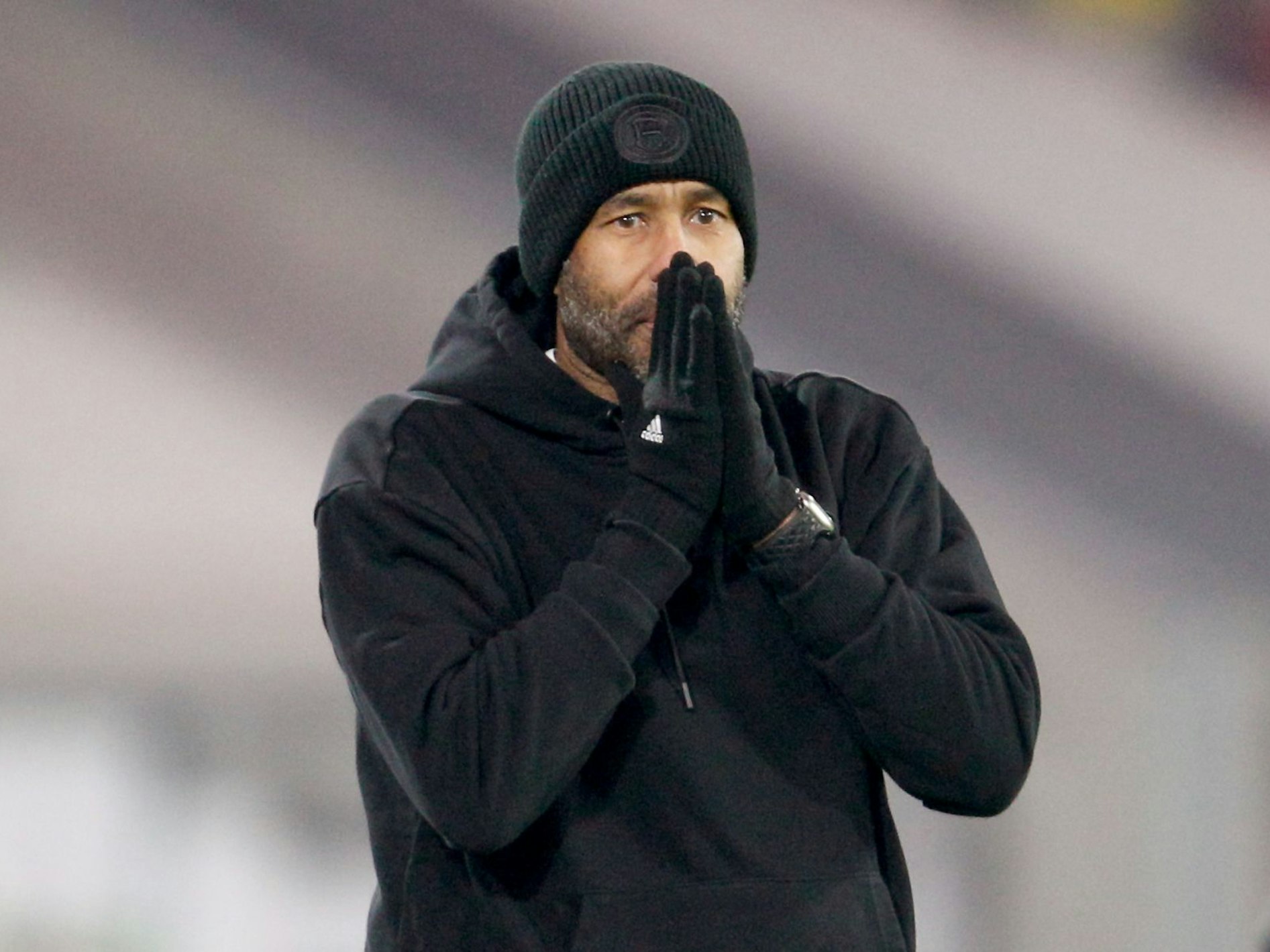 Düsseldorfs Trainer Daniel Thioune reagiert am Spielfeldrand.