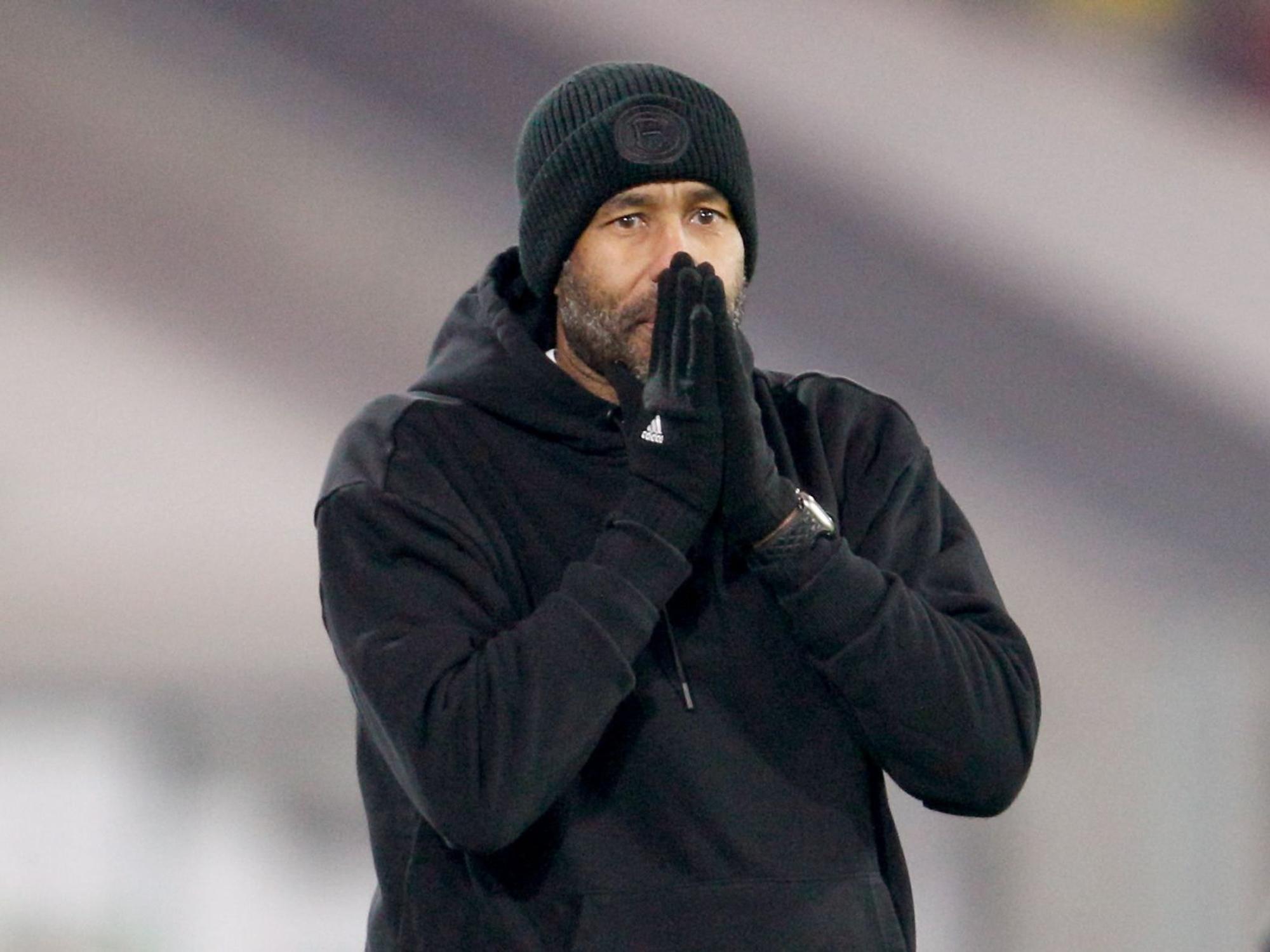 Düsseldorfs Trainer Daniel Thioune reagiert am Spielfeldrand.