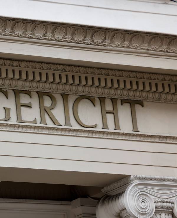Das Bonner Landgericht hat einen 30-jährigen Pfleger wegen erpresserischen Menschenraubes, schwerer räuberischer Erpressung, Körperverletzung und Vergewaltigung zu einer Haftstrafe von zehn Jahren und sechs Monaten verurteilt.