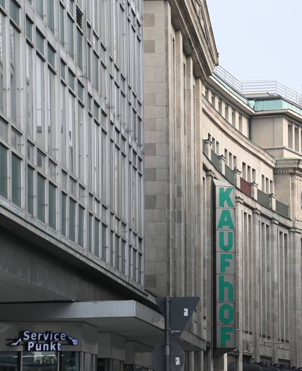 Eine Häuserreihen in der Kölner Innenstadt, an dem hinteren Gebäude hängen Schilder mit den Aufschriften Kaufhof und Galeria Kaufhof.