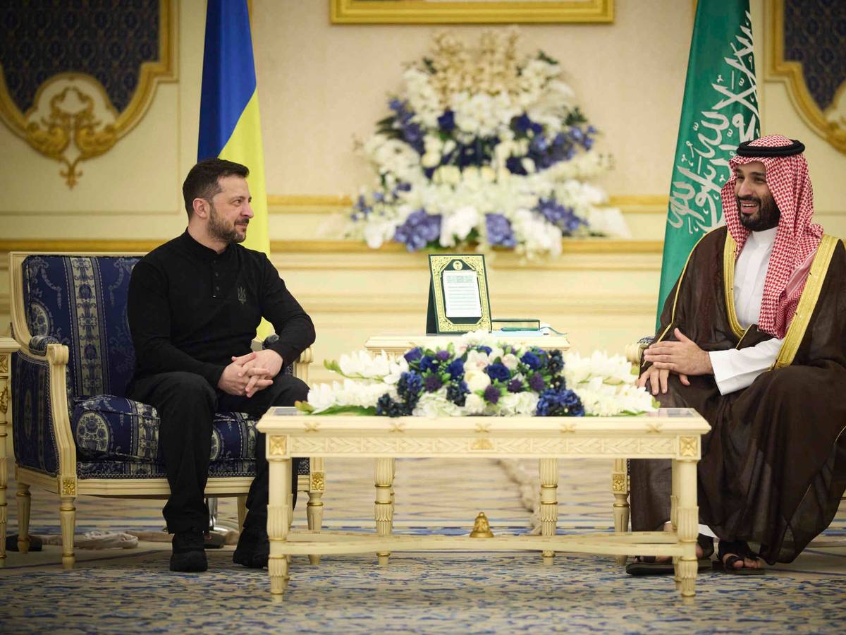 Auf diesem vom Pressebüro des ukrainischen Präsidenten zur Verfügung gestellten Bild trifft Wolodymyr Selenskyj, Präsident der Ukraine (links) den saudischen Kronprinzen Mohammed bin Salman im Königspalast in Riad.