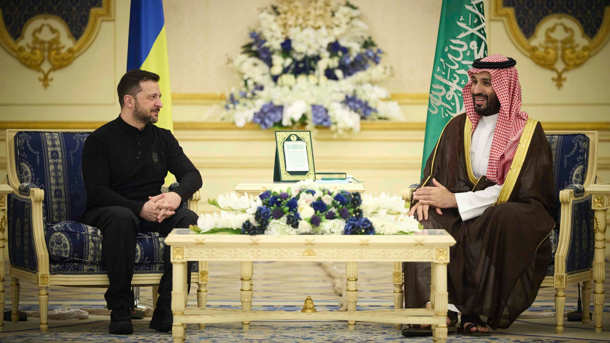 Auf diesem vom Pressebüro des ukrainischen Präsidenten zur Verfügung gestellten Bild trifft Wolodymyr Selenskyj, Präsident der Ukraine (links) den saudischen Kronprinzen Mohammed bin Salman im Königspalast in Riad.