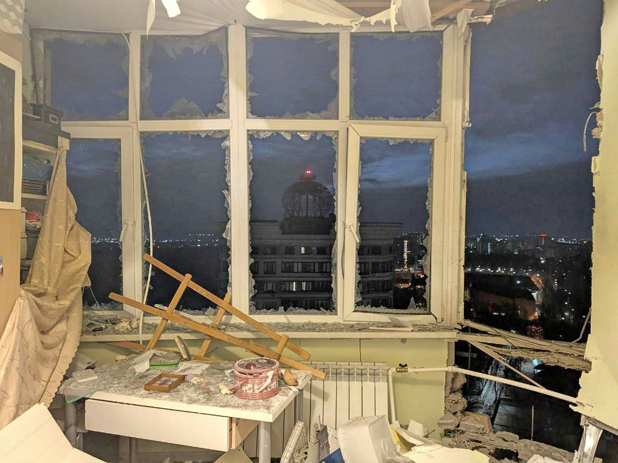 Dieses vom offiziellen Telegrammkanal des Gouverneurs der Region Moskau, Andrej Worobjew, veröffentlichte Bild zeigt eine beschädigte Wohnung an dem Ort, an dem eine abgeschossene ukrainische Drohne niederging, außerhalb von Moskau, Russland.