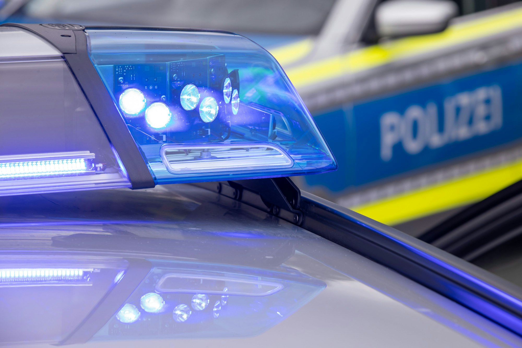 Ein Blaulicht auf dem Dach eines Polizeifahrzeugs.