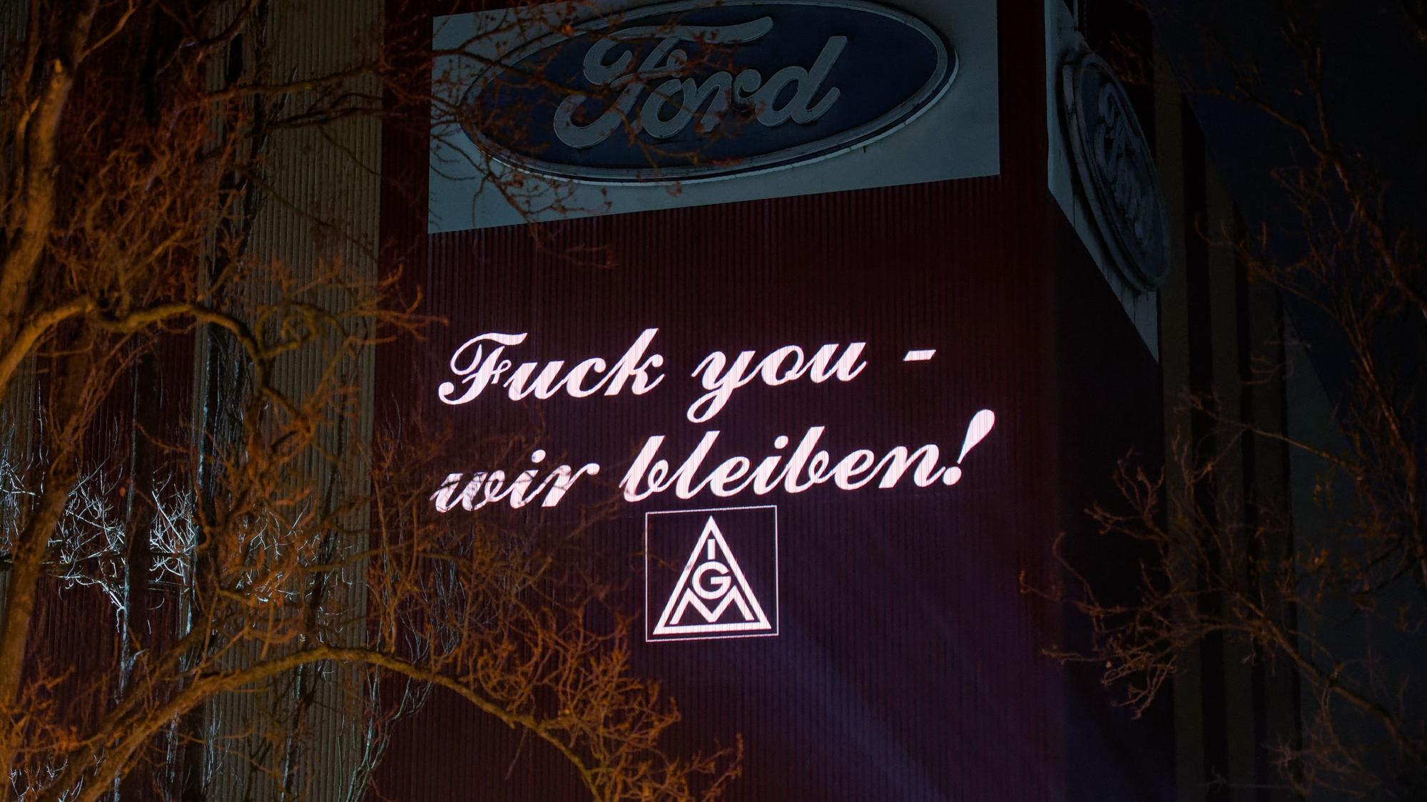 Auf ein Gebäude der Fordwerke werden diese Worte projiziert.