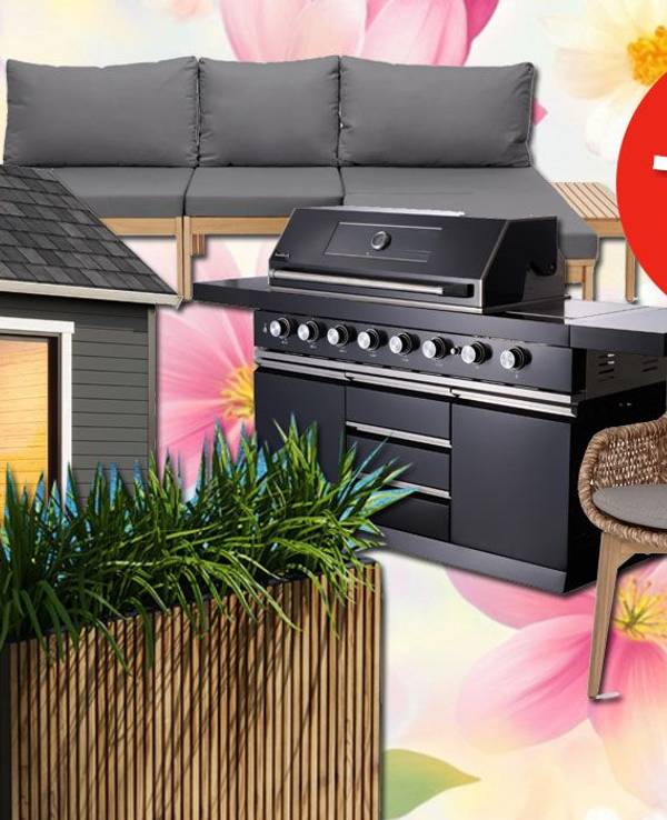 Eine Werbeanzeige für den Tchibo Garten Sale 2025, in der verschiedene Gartenprodukte wie ein Gartenhaus, eine Lounge-Sitzgruppe, ein Grill, ein Pflanzenkübel und ein Gartenstuhl präsentiert werden. Der Hintergrund ist blumig-frühlingshaft gestaltet.
