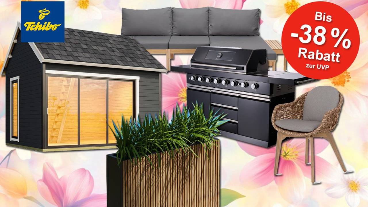 Eine Werbeanzeige für den Tchibo Garten Sale 2025, in der verschiedene Gartenprodukte wie ein Gartenhaus, eine Lounge-Sitzgruppe, ein Grill, ein Pflanzenkübel und ein Gartenstuhl präsentiert werden. Der Hintergrund ist blumig-frühlingshaft gestaltet.