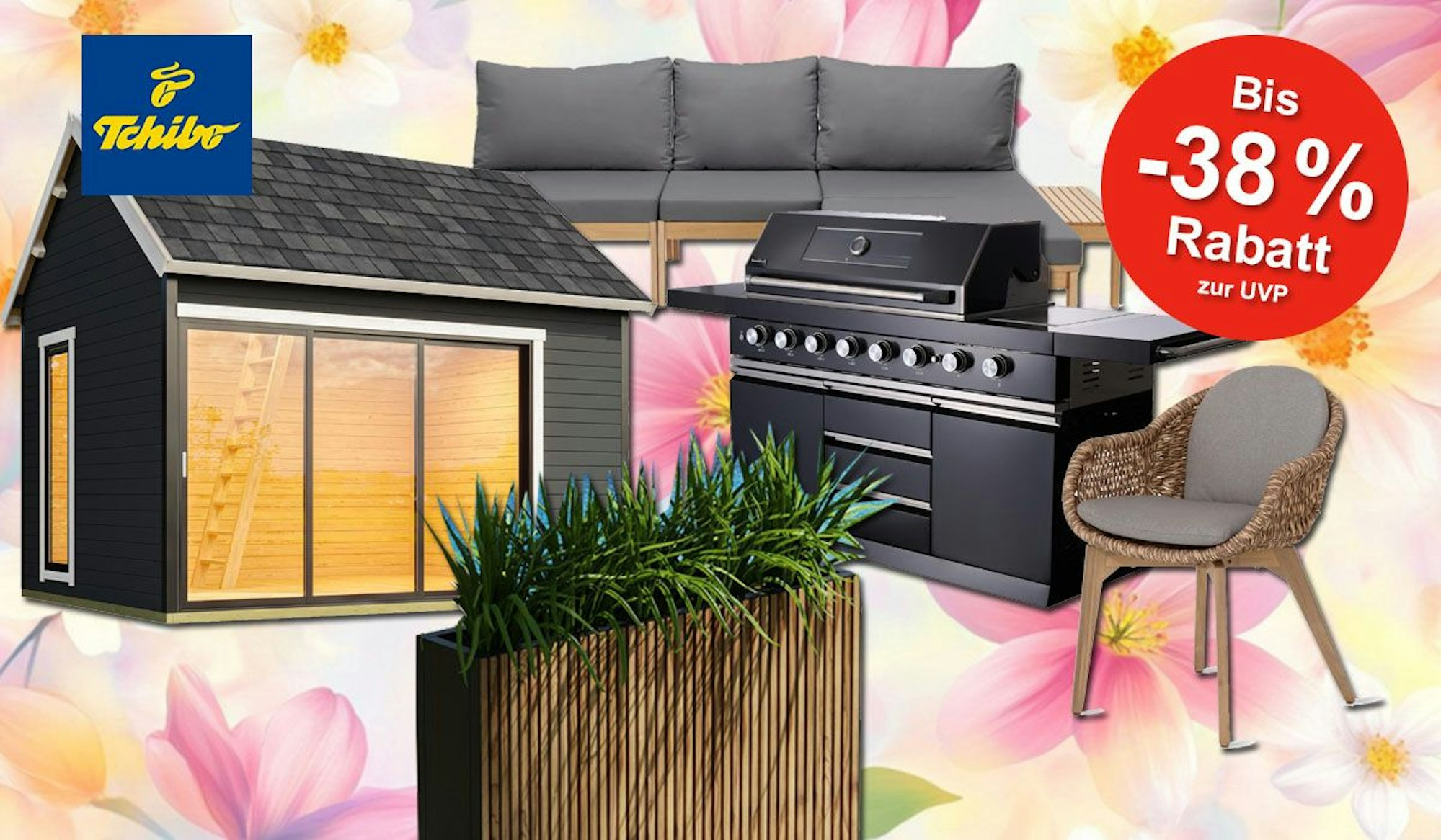 Eine Werbeanzeige für den Tchibo Garten Sale 2025, in der verschiedene Gartenprodukte wie ein Gartenhaus, eine Lounge-Sitzgruppe, ein Grill, ein Pflanzenkübel und ein Gartenstuhl präsentiert werden. Der Hintergrund ist blumig-frühlingshaft gestaltet.