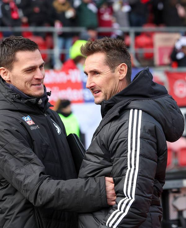 Thomas Wörle unterhält sich mit Miroslav Klose.