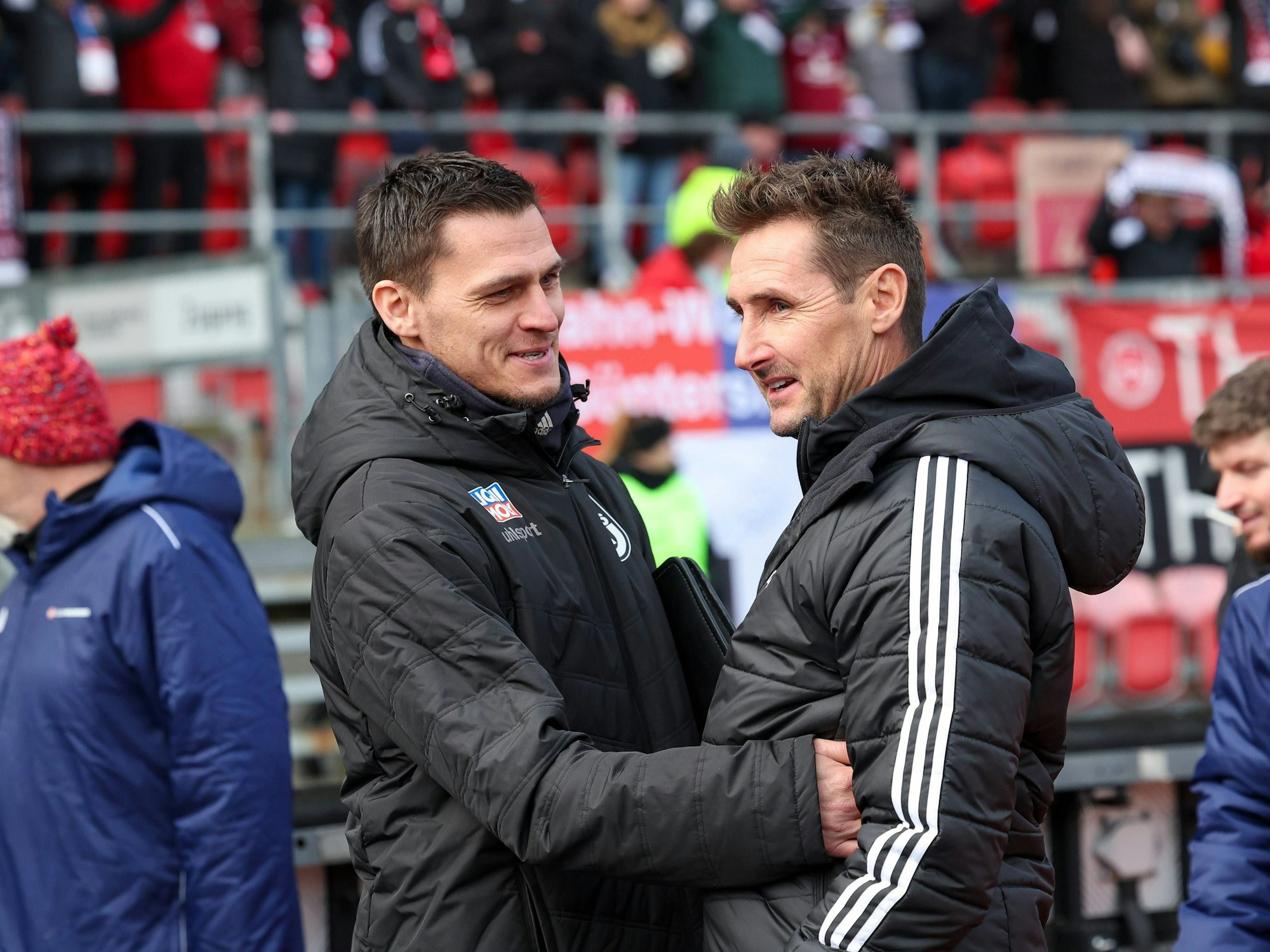 Thomas Wörle unterhält sich mit Miroslav Klose.